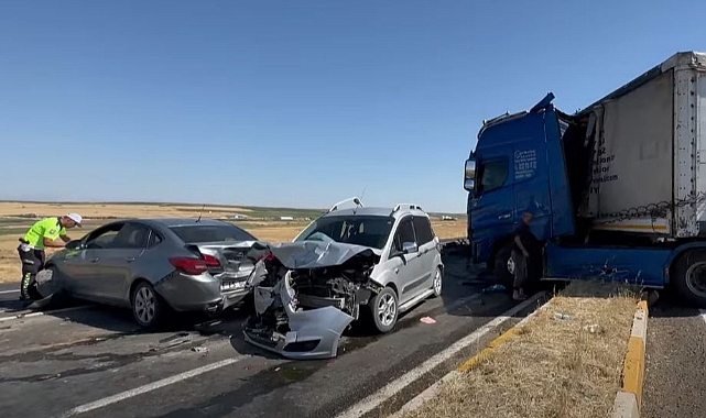 TIR, kırmızı ışıkta bekleyen araçları biçti