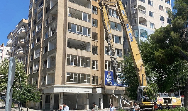 Urfa'da ağır hasarlı binaların yıkımı devam ediyor