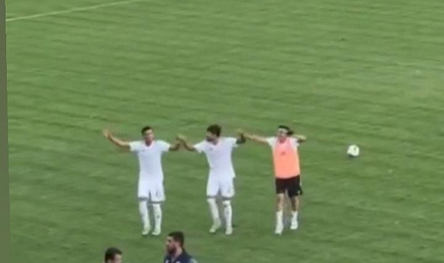 Futbolculardan sahada Grani şov!