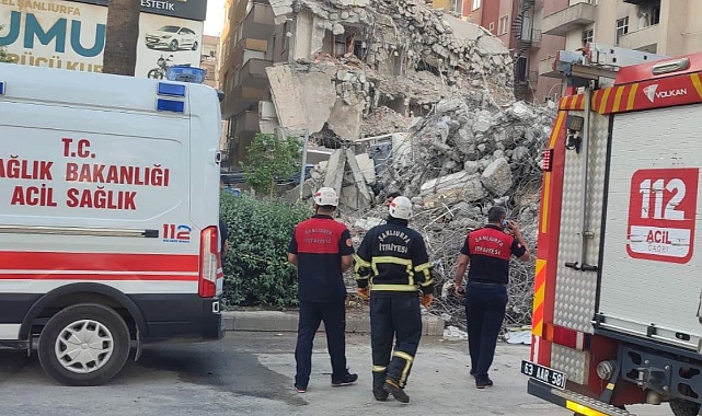 Kepçe operatörü hasarlı binanın altında kaldı