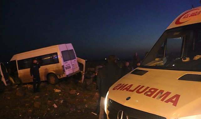 Otomobile çarpan minibüs savruldu: 7 yaralı