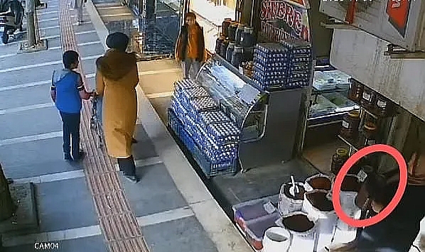 Urfa'da salça hırsızı kadın kameralara yakalandı