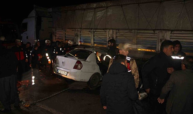 Otomobil tırın altına girdi: 3 ölü, 2 yaralı