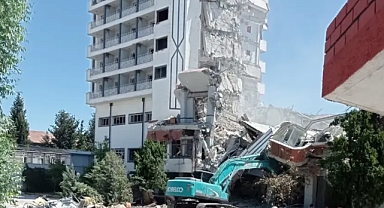 Öğretmen evi yıkımda korkutan anlar! Enkaz kepçeye düştü