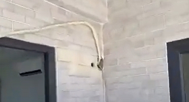 Yaratıcı klima montajı, eve gelen ustayı komedyen yaptı!