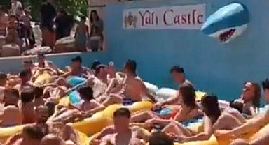 Aquaparkta İnsan Seline Dönüşen Manzara