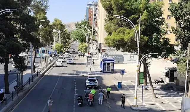 Şanlıurfa'da kontroller sıklaştı, Polisi gören kask taktı