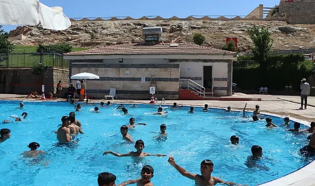ŞANLIURFALI GENÇLER SERİNLİĞİN TADINI YÜZME HAVUZLARINDA ÇIKARIYOR