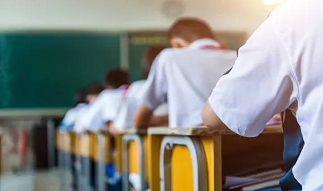 Zorunlu Lise Eğitimi Yarıya İniyor mu?