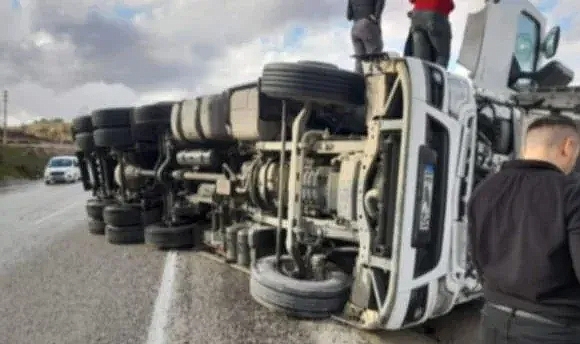 Şanlıurfa’da bir TIR devrildi