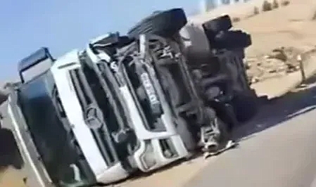 Şanlıurfa - Gaziantep karayolunda TIR ile otomobil çarpıştı: 4 yaralı