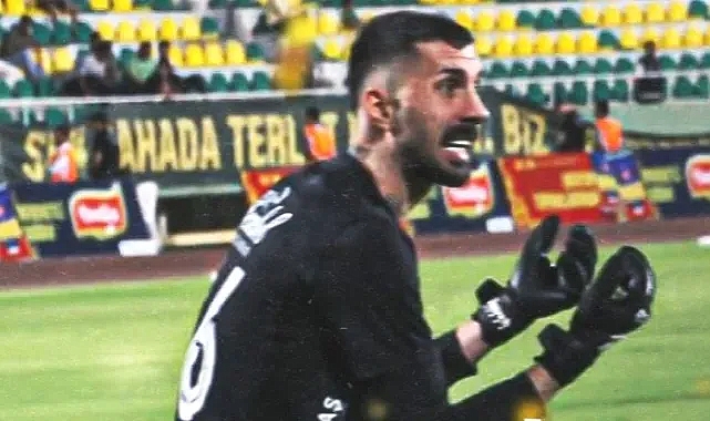 Tam bir halı saha kalecisi