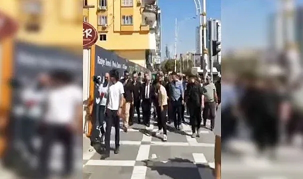 Zafer Partisi Bşk. Ümit Özdağ, Şanlıurfa sokaklarında (VİDEO)