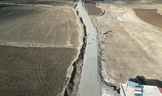 Büyüşehir, Siverek kırsalında beton yol çalışmalarını sürdürüyor