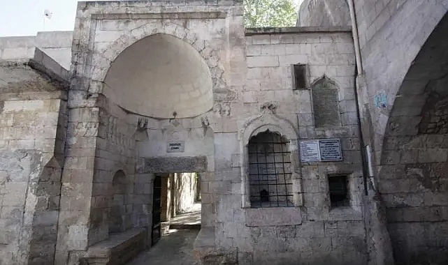 Depremde hasar görmüştü: Cuma günü yineden ibadete açılıyor