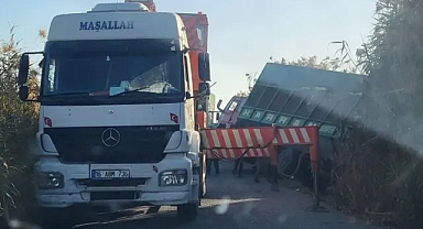 Şanlıurfa’da pamuk yüklü kamyon devrildi