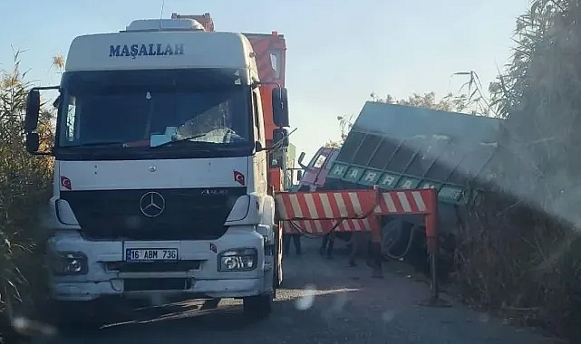 Şanlıurfa’da pamuk yüklü kamyon devrildi