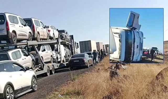 Hilvan’da TIR devrildi: Yol uzun süre trafiğe kapandı