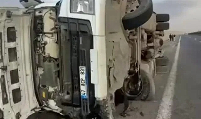 Şanlıurfa – Gaziantep karayolunda TIR devrildi