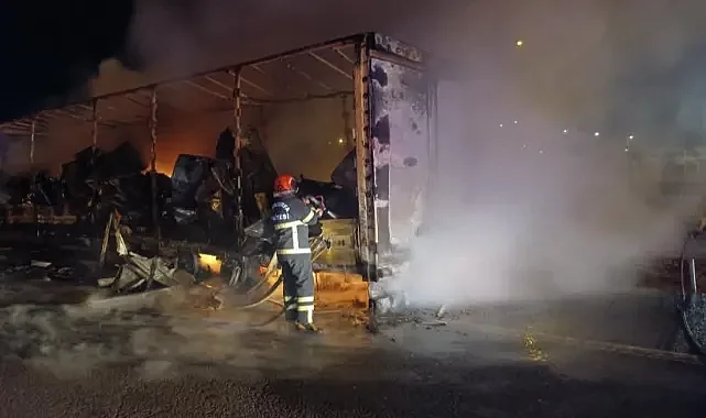 Tır alev aldı: Beyaz eşyalar dakikalar içinde küle döndü