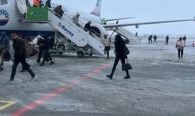 Diyarbakır’a inemeyen uçaklar Şanlıurfa’ya yönlendirildi