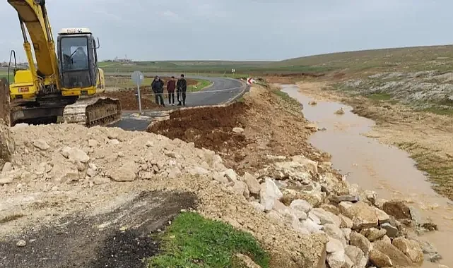 Büyükşehir ekipleri, selin zararını gidermek için sahada