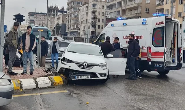 Haliliye ilçesinde iki otomobil çarpıştı: 3 yaralı