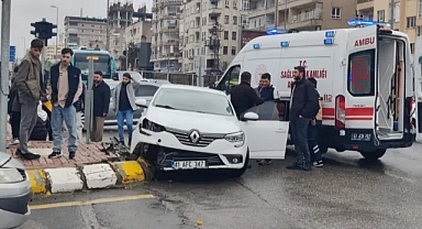 Haliliye ilçesinde iki otomobil çarpıştı: 3 yaralı