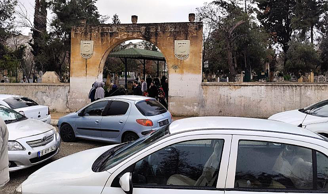 Şanlıurfa'da vatandaşlar mezarlıklara akın etti