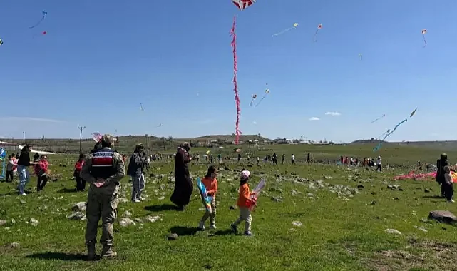 Jandarma, uçurtma şenliğinde öğrencileri yalnız bırakmadı