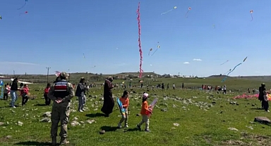 Jandarma, uçurtma şenliğinde öğrencileri yalnız bırakmadı
