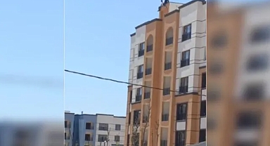 Şanlıurfa’da bir inşaatta çalışan işçiler kazan kaldırdı