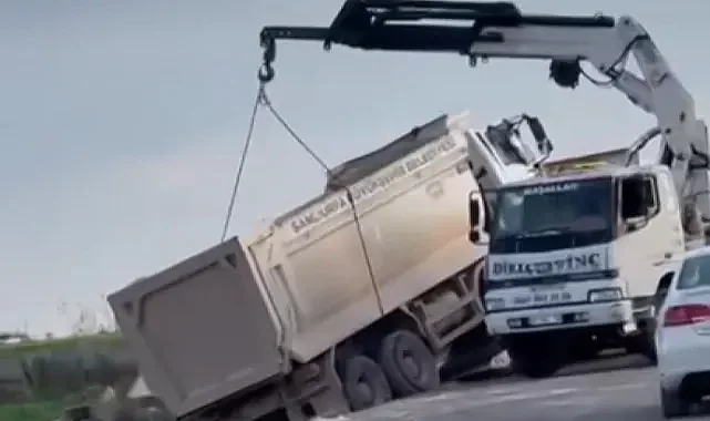 Şanlıurfa'da harfiyat kamyonu devrildi