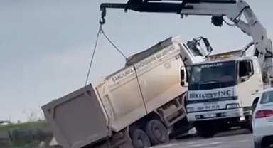 Şanlıurfa'da harfiyat kamyonu devrildi