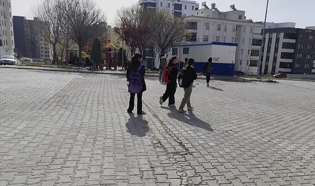 Şanlıurfa'da öğretmenler eylemde. Öğrenciler okuldan geri döndü