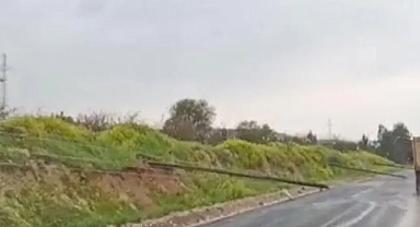 Şanlıurfa’da yağış elektrik direklerini devirdi