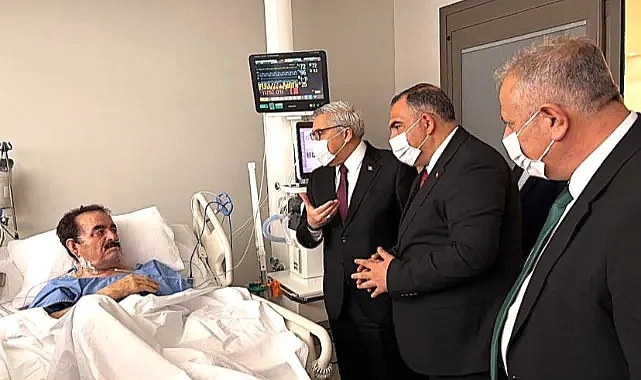 Tatlıses, Ak Partili Yayman'ı türküyle karşıladı