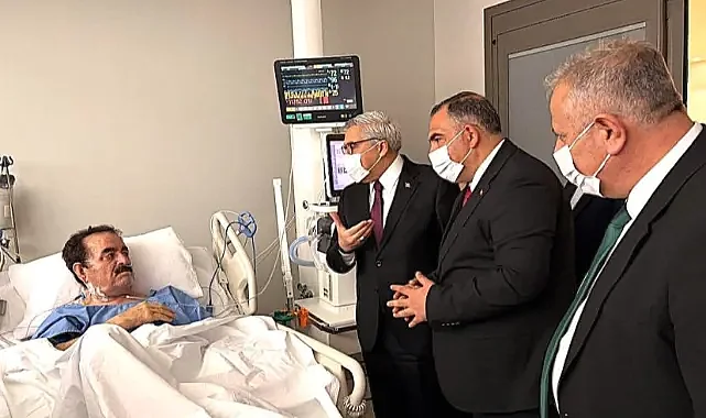 Tatlıses, Ak Partili Yayman'ı türküyle karşıladı