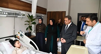 Vali Şıldak, yaralı öğrenci ve öğretmenleri yalnız bırakmıyor