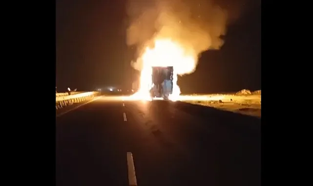 Viranşehir–Şanlıurfa yolunda tır alevlere teslim oldu