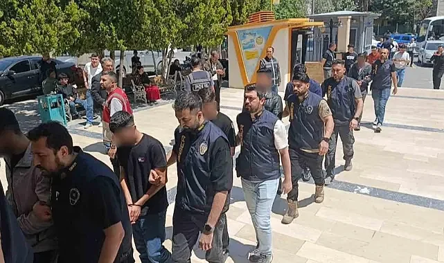Bir evde bir kadın ve bir erkek yanmış halde ölü bulundu
