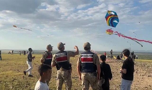 Jandarma sınırda çocuklarla birlikte uçurtma uçurdu