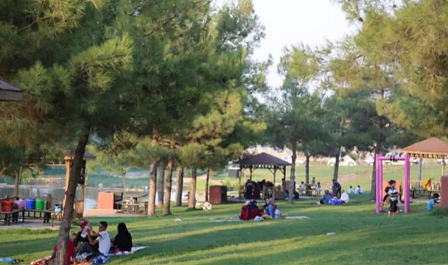 Şanlıurfalılar baharın tadını parklarda çıkarıyor