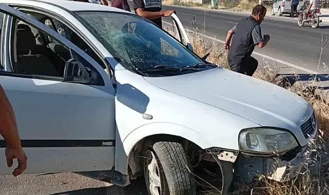 Akçakale'de otomobil refüje çarptı: 4 yaralı