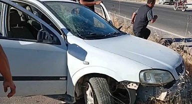 Akçakale'de otomobil refüje çarptı: 4 yaralı