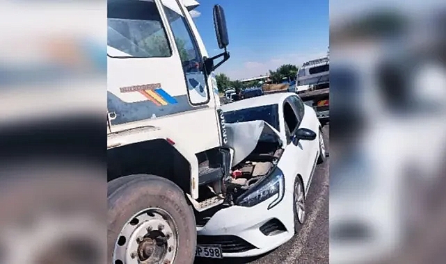 Eyyübiye'de otomobil ile kamyon çarpıştı