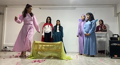 İngilizceyi sahneye taşıyan gösteri Siverek’te geleneğe dönüştü