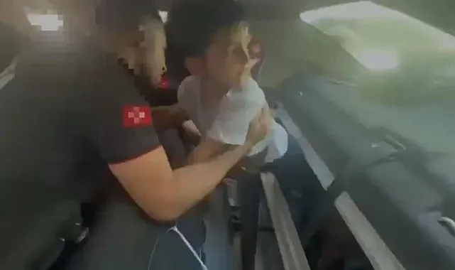 Otomobilin bağajında mahsur kalan çocuğun yardımına itfaiye yetişti (VİDEO)