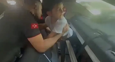 Otomobilin bağajında mahsur kalan çocuğun yardımına itfaiye yetişti (VİDEO)