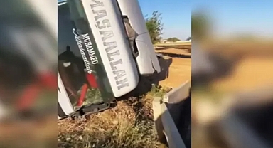 Şanlıurfa’da buğday yüklü TIR, devrildi (VİDEO)